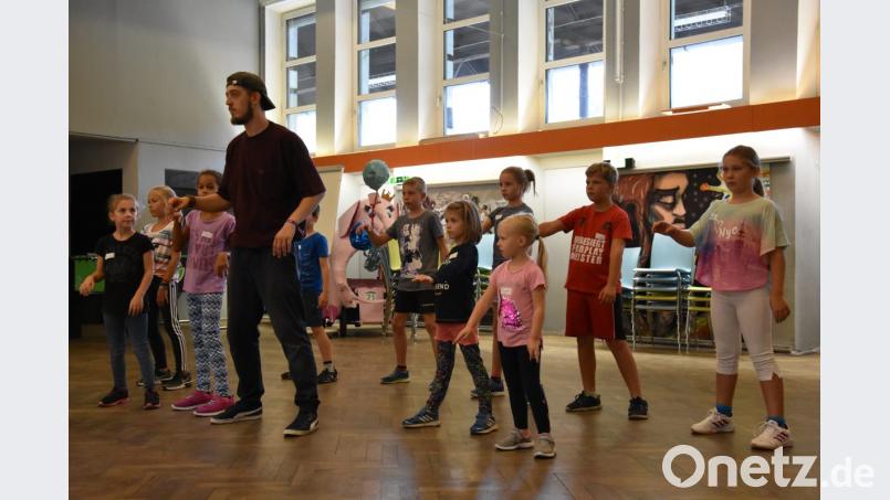 Trainer Chris macht der Gruppe die Bewegungen vor, die Kinder machen sie nach. Bild: pbfm
