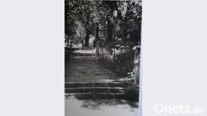 Außer dem schmalen Kirchensteig gab es zur Bergkirche nur den Weg über Stufen entlang der Kreuzwegstationen. (unser Bild) Alternative war jahrelang ein landwirtschaftlich genutzter, beschwerlicher, steiniger Ackerweg. Bild: gpa