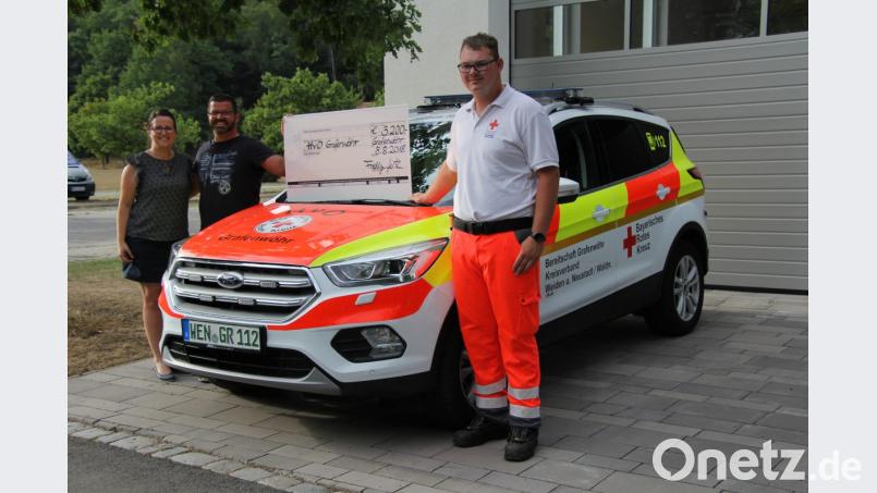 Eine Spende von Herzen gibt es an den Helfer vor Ort in Grafenwöhr. Freddy Seitz (Zweiter von links) und seine Schwester Britta danken den Einsatzkräften für die lebensrettende Hilfe. Bild: xri