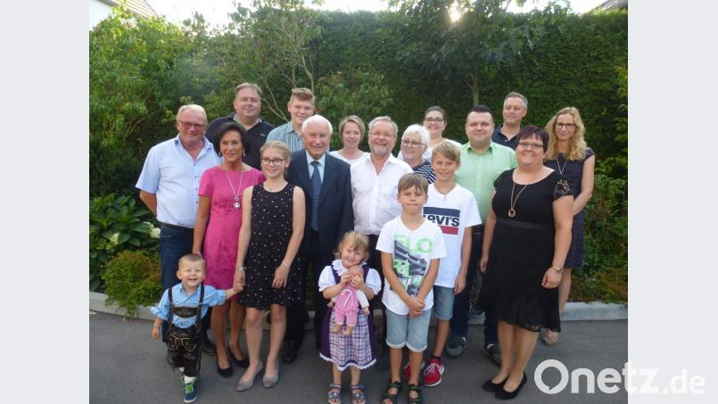 Scherzhaft hat das Weiherhammerer Urgestein Glückwünsche zum Siebzigsten erhalten. Alois Zanner, vorne mit Binder und im Kreis seiner Familie, ist aber schon 90 und in jeder Hinsicht beneidenswert vital. Bild: bk