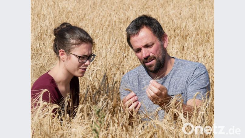 Leo Häckl hat jahrzehntelange Erfahrung in der Landwirtschaft und gibt dieses Wissen an die gesetzte Hofnachfolgerin, Tochter Barbara weiter. Bild: tr