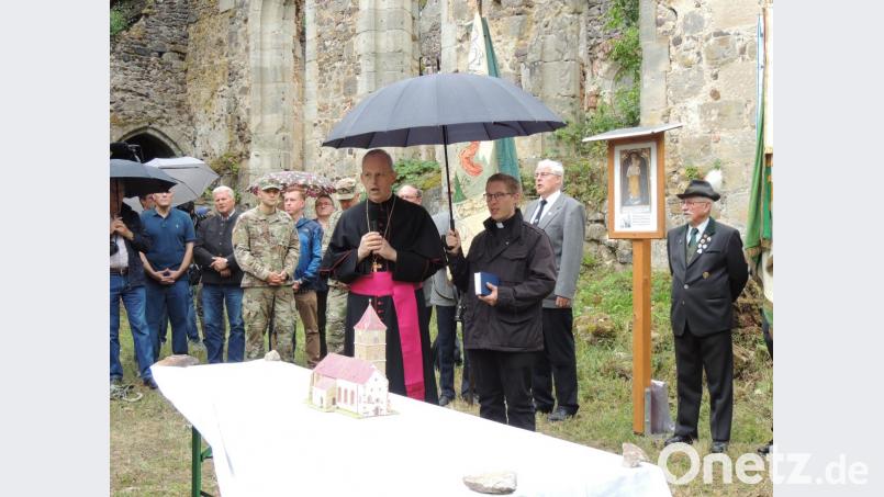 Weihbischof Reinhard Pappenberger (links) erinnert gemeinsam mit mit Jungpriester Simon Heindl an die Absiedelung der Pappenberger vor rund 80 Jahren. Bild: mor
