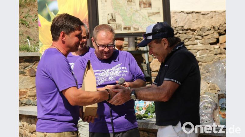 Die Verantwortlichen freuen sich vor der Siegerehrung in Poběžovice (Ronsperg) über den guten Verlauf:(von links) der Stadlerner Bürgermeister Gerald Reiter, Veranstalter Hynek Řiha, Bürgermeister der Partnerstadt, und Bob Balcar von der Rennorganisation. Bild: eib