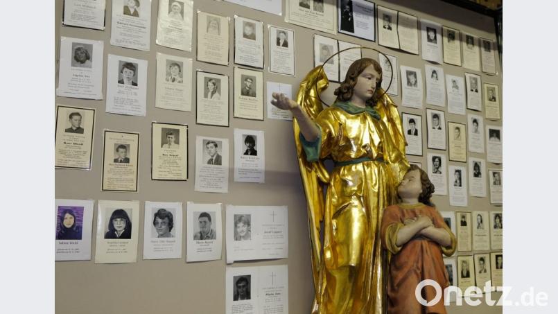 In seiner neu gestalteten und überarbeiteten Ausstellung im Turm der Alten Pfarrkirche hat Franz Schieder teils auf altersbezogene, aber auch auf unterschiedliche Lebensbereiche dargestellte Sterbebilder hiesiger Bürger geordnet. Heute und morgen ist die sehenswerte Ausstellung geöffnet. Bild: mab