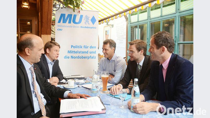 Damit die Wirtschaft weiterhin so brummt, ist auch die Unterstützung der Politik nötig. Das betonen die Vertreter der Mittelstands-Union (von links) Harald Gollwitzer, Benjamin Zeitler und Leonhard Zintl gegenüber CSU-Kreischef Stephan Oetzinger und Bundestagsabgeordnetem Albert Rupprecht. Bild: Schönberger