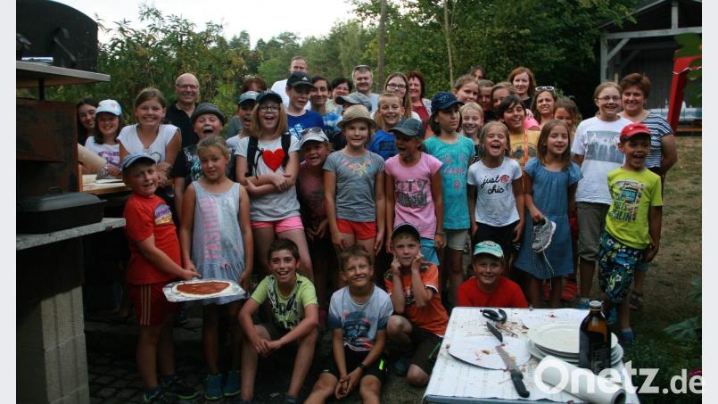 Rasch hatten die Falkenberger Ferienkinder den Garten, vor allem aber den Pizzaofen in Beschlag genommen. Freizeit-Bäcker Karl Schreier (4. von links) gönnte sich keine Pause, schließlich mussten alle Wanderer rasch versorgt werden Bild: wro