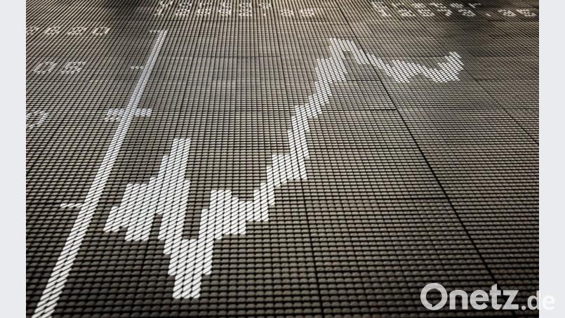 Die große Anzeigetafel zeigt in der Börse die Entwicklung des DAX. Bild: Frank Rumpenhorst/dpa