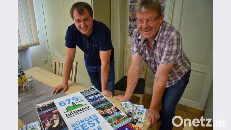 Festleiter Christian Gleißner (links) und Mitorganisator Alfred Wolf (rechts) stellen das Programm zur 675-Jahr-Feier der Stadt Bärnau vor. Bild: szl