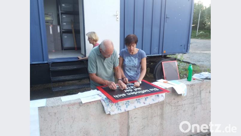 Das muss passen. Die Tafeln müssen von den Radlern der Zoigltour im Vorbeifahren gut lesbar sein Bild: fz
