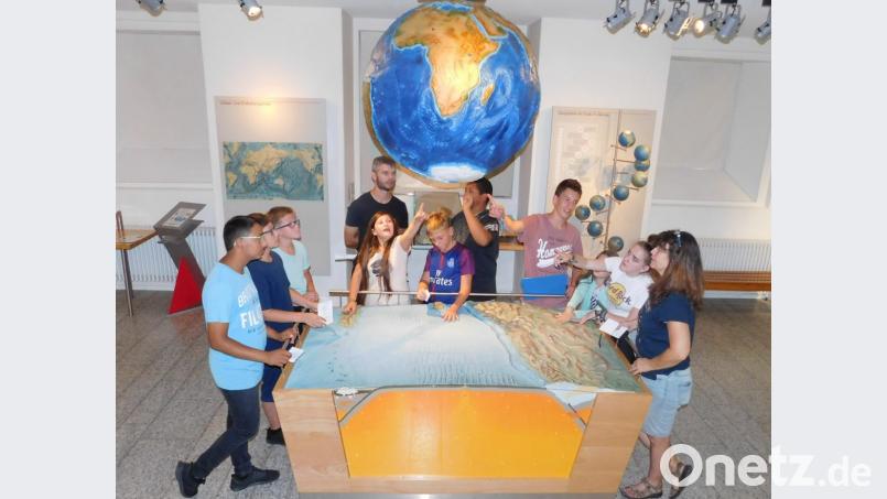 In das Naturkunde-Museum Coburg führt der zweite Tag. Hier tauchen die 6- bis 15-jährigen ein in die Erdgeschichte vom Urknall bis in die Moderne. Bild: hai