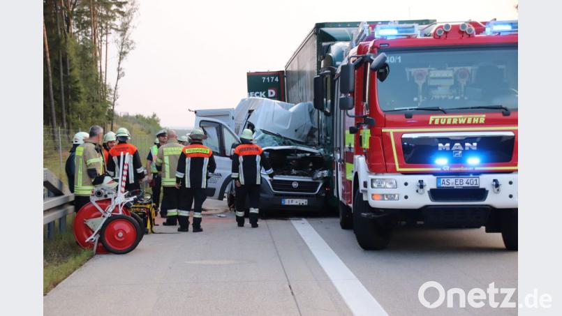 Der weiße Kleintransporter krachte in zwei Sattelschlepper am Stauende auf der A6 zwischen Amberg-Ost und Schmidgaden. Der Fahrer hatte keine Überlebenschance. Bild: td