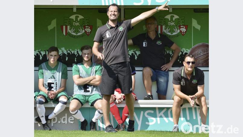 Engagiert an der Seitenlinie: Dominik Haußner, Trainer der DJK Ammerthal. Bild: Ziegler