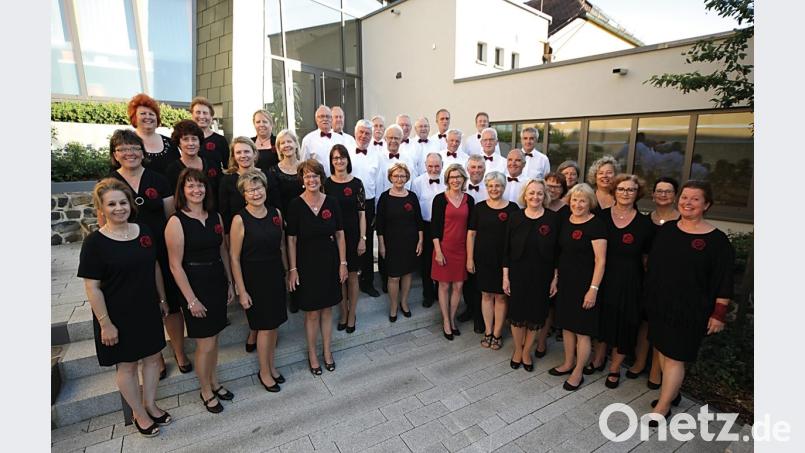 Männerchor und Chor "Cantabile" mit Leiterin Elvira Kuhl sorgen für musikalische Vielfalt. Bild: bey