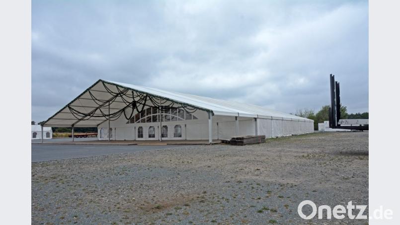Das 2000-Mann-Festzelt von Gerhard Böckl ist bereits aufgebaut. Bild: Gabi Schönberger