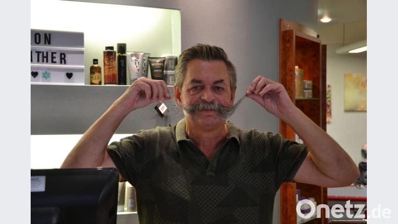 Günther Schönberger in seinem Salon in Vohenstrauß. Der markante Schnurrbart ist sein Markenzeichen. Bild: pens