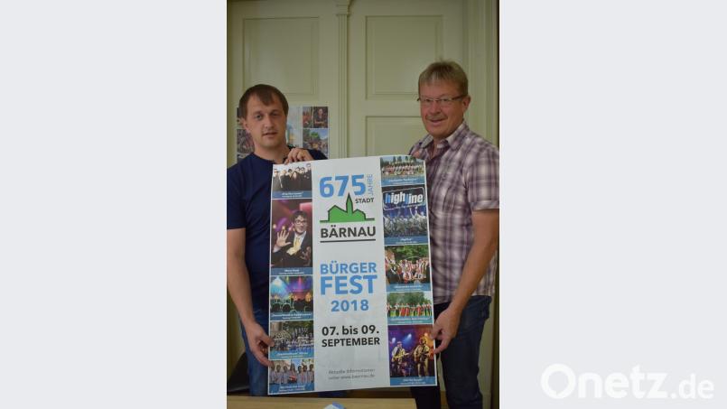 Festleiter Christian Gleißner (links) und Mitorganisator Alfred Wolf (rechts) stellen das Programm zur 675-Jahr-Feier der Stadt Bärnau vor. Bild: szl