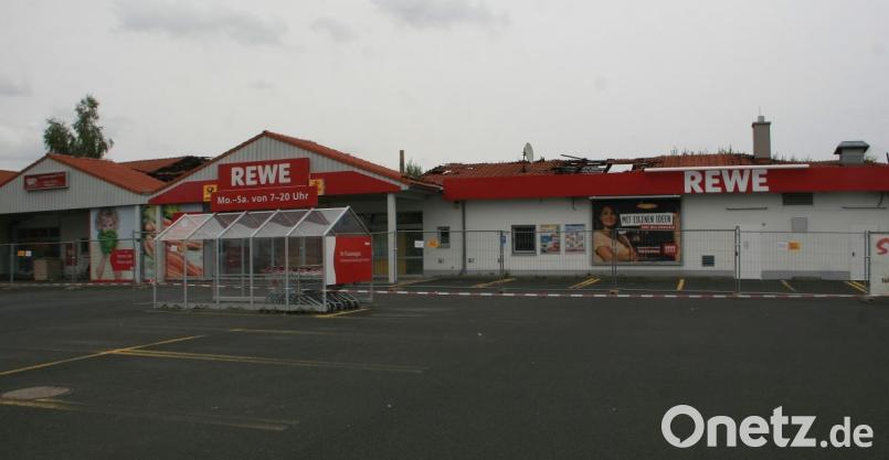 Die Brandspuren am Dach sind noch sichtbar. Der Rewe-Markt soll wieder an seinem alten Standort neu aufgebaut werden. Für die Übergangszeit wird noch nach einer Lösung gesucht. Bild: wro