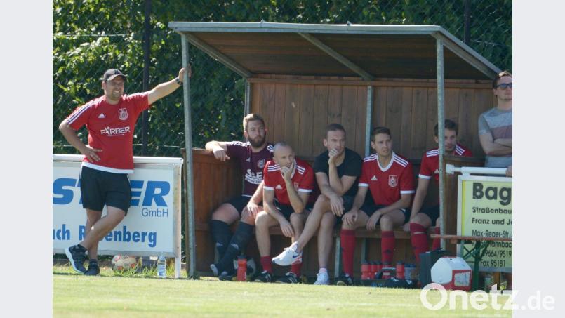 Warten auf den ersten Dreier: Trainer Sebastian Binner (links) vom SSV Paulsdorf und die Spielerbank. Bild: ref