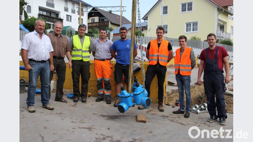 Informierten über den Bauverlauf (von links) Bürgermeister Josef Deichl, Hans Werner, Helmut Schatz, Markus Ries, Andreas Ranzinger, René Heuberger, Stefan Pilger und Marcel Gschrey. Bild: ral