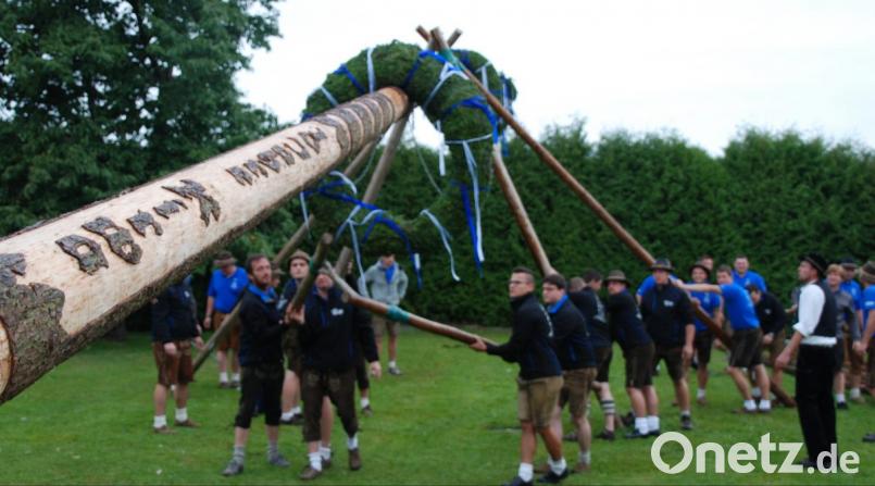 In Gutenfürst wird am 8. September wieder ein Kirwabaum aufgestellt, auch wenn es diesmal keine Kirwaparty geben wird. Bild: Portner