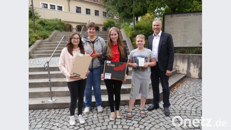 Ideengeberin Tanja Kruppa (Zweite von links) und Kreisjugendring-Vorsitzender Jürgen Preisinger (rechts) gratulieren Michelle Hausknecht, Maria König und Ludwig Tischlinger (von links) zu ihren Preisen. Bild: exb