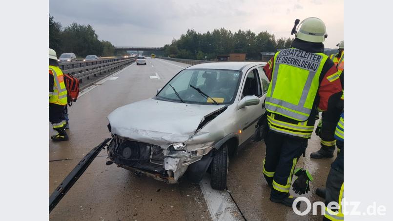 Nach einem Unfall mit drei Autos auf Höhe Pischeldorf musste die A 93 am Freitagabend kurzzeitig in Fahrtrichtung Norden gesperrt werden. Bild: ast