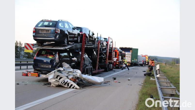 Der weiße Kleintransporter (ganz vorne, rechts) krachte in zwei Lkw am Stauende auf der A6 zwischen Amberg-Ost und Schmidgaden. Bild: td