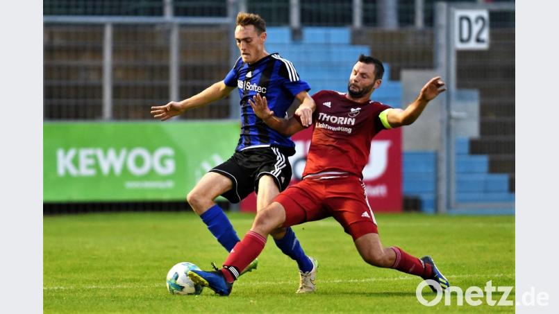 Die Landesliga-Partie war geprägt von intensiven Zweikämpfen: In dieser Szene kämpfen der Weidener Michael Busch (links) und der Pfreimder Kapitän Michael Prey um den Ball. 	Bild: Büttner Bild: Büttner, Gerhard