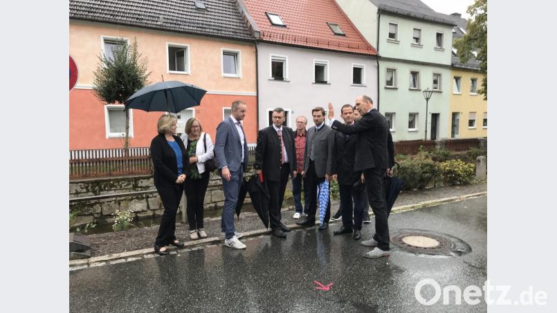 Die Flosser CSU zeigt Staatskanzleichef Florian Herrmann (Vierter von links) den "schönsten Markt der Welt". Bild: eig