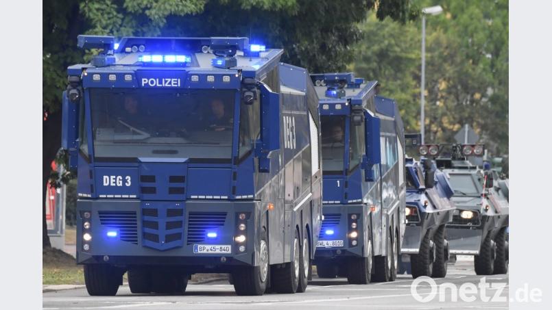 Wasserwerfer der Polizei stehen bereit. Bild: Boris Roessler