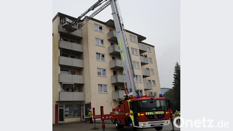Per Teleskopgelenkmast rettet die Feuerwehr 16 Menschen von den Balkonen dieses Hauses. Die heftige Rauchentwicklung im Treppenhaus hatte eine Flucht auf diesem Weg unmöglich gemacht. Bild: gf