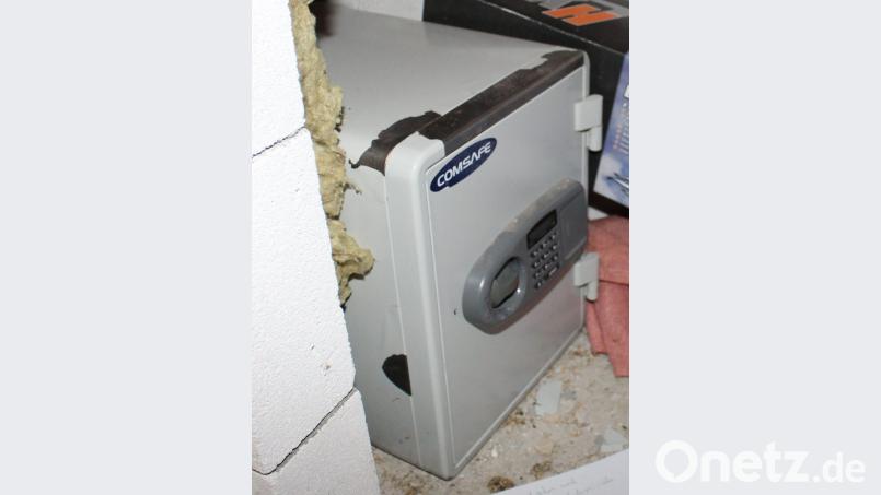 Unbekannte haben in Regenstauf aus einer Wohnung einen Möbeltresor entwendet. Bild: Polizei