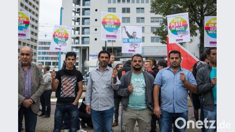 Teilnehmer der Kundgebung des Bündnisses Chemnitz Nazifrei halten Schilder hoch. Bild: Monika Skolimowska