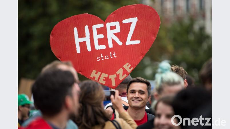 „Herz statt Hetze“: Ein Teilnehmer der Kundgebung des Bündnisses Chemnitz Nazifrei hält ein Schild in Herzform hoch. Bild: Monika Skolimowska