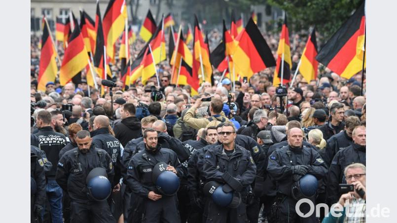 Polizisten schirmen die Demonstration von AfD, Pegida und Pro Chemnitz ab. Bild: Ralf Hirschberger