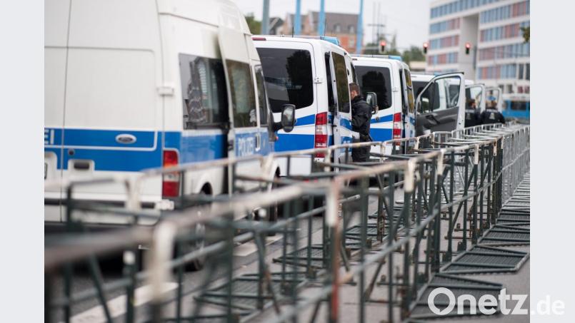 Nachdem die Polizei zunächst zurückhaltend im Stadtgebiet auf Streife war, stieg die Präsenz zum Nachmittag sichtbar an. Bild: Monika Skolimowska