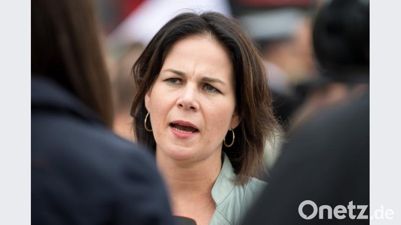 Annalena Baerbock, Bundesvorsitzende von Bündnis 90/Die Grünen, spricht vor der Kundgebung des Bündnisses Chemnitz Nazifrei mit Journalisten. Bild: Monika Skolimowska