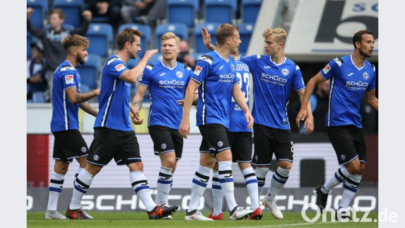 Wer zuletzt jubelt in der Schüco-Arena: Bielefelds Torschütze Julian Börner (2.v.l) feiert seinen Treffer zum 1:1 mit Keanu Staude (l-r), Andreas Voglsammer, Brian Behrendt, Nils Seufert und Manuel Prietl. Zum Schluss dürfen die Arminen über fünf Treffer jubeln. Bild: jrh