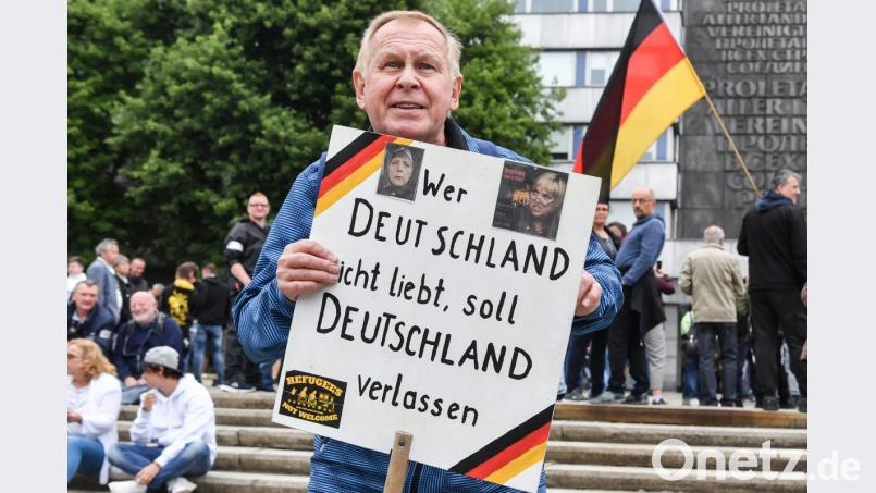 Ein Demonstrant hat ein Schild mitgebracht. Bild: Boris Roessler