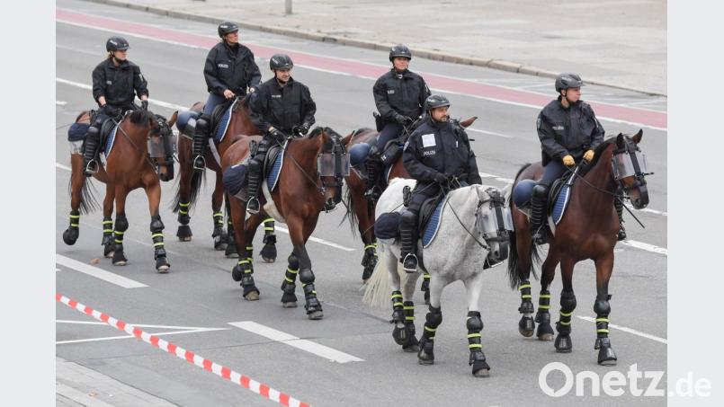 Berittene Polizisten patrouillieren vor dem Karl-Marx-Denkmal. Bild: Boris Roessler