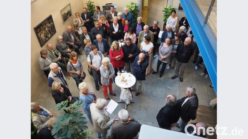 Der Künstler Stefan Schadeck präsentiert im Neustädter Rathaus seine Zoigl-Radierungen. Bild: krb