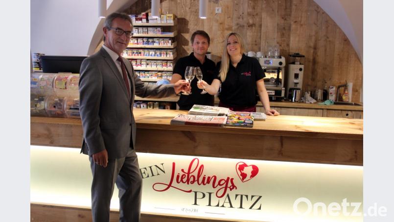 Bürgermeister Werner Nickl (l.) gratulierte Holger Märkl und Ehefrau Daniela Wild zur Eröffnung des neukonzipierten Ladens, Bild: stg