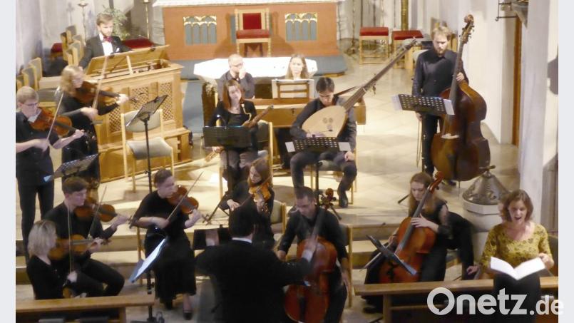 Das studentische Kammerorchester „Plánický orchestra 415Hz“ mit der Sopranistin Marie Rosová spielte in der Leuchtenberger Pfarrkirche St. Margareta. Bild: fsb