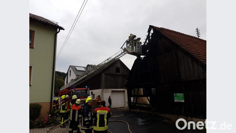 Beim Eintreffen der ersten Einsatzkräfte ragten meterhohe Flammen aus der Scheune. Bild: mde