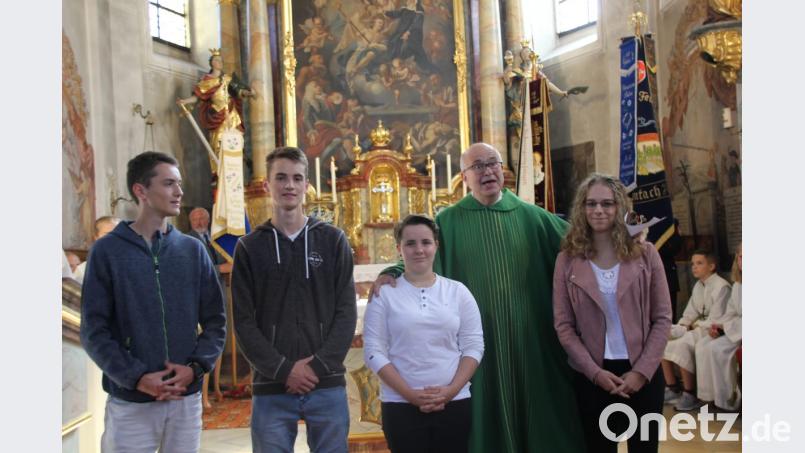 Pfarrer Robert Kratzer bedankt sich bei den langjährigen Ministranten Elias und Thomas Batek, Larissa Böller und Christina Beer (von links) für ihre stets zuverlässigen und treuen Dienste am Altar mit kleinen Präsenten. Bild: ads