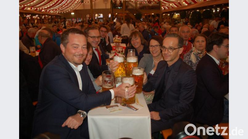 Ein Prost unter Genossen: Bundesaußenminister Heiko Maas (vorne, rechts) mit Oberpfälzer SPD-Politikern, darunter Bundestagsabgeordneter Uli Grötsch (links) sowie die Regensburger Bürgermeisterin Gertrud Maltz-Schwarzfischer (Zweite von rechts). Bild: Hanna Gibbs