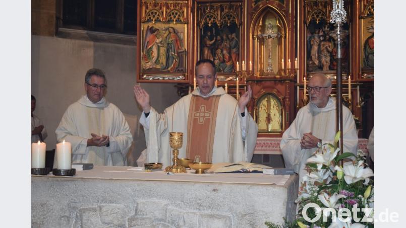 In Konzelebration mit Stadtpfarrer Hannes Lorenz und Ruhestandsgeistlichen Gottfried Rottner feierte Kaplan Berno Läßer seinen Abschiedsgottesdienst von der Pfarrei Nabburg. Bild: bnr