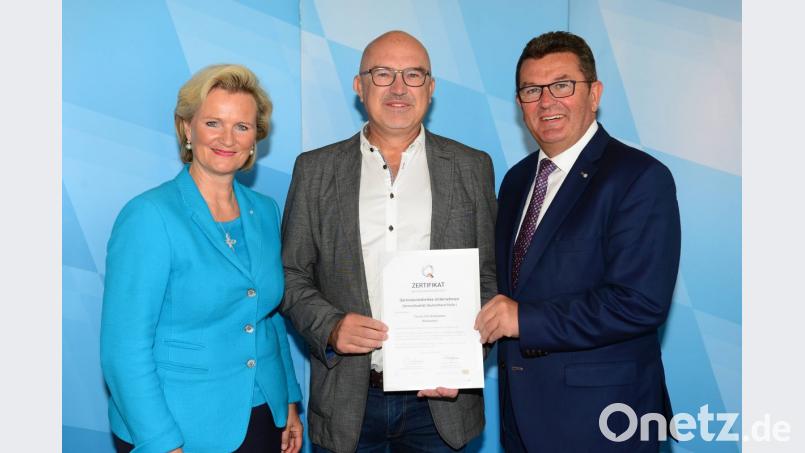 Dritter Bürgermeister Bernhard Lux (Mitte) nimmt das Gütesiegel von Dehoga-Präsidentin Angela Inselkammer und Wirtschaftsminister Franz Josef Pschierer entgegen. Bild: exb