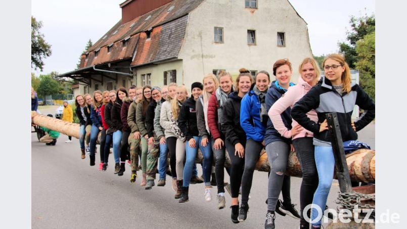 Vom Baywa-Gelände geht es mit Musik zum Hammerplatz, die Moidln singen und klatschen dabei. Bild: bjo