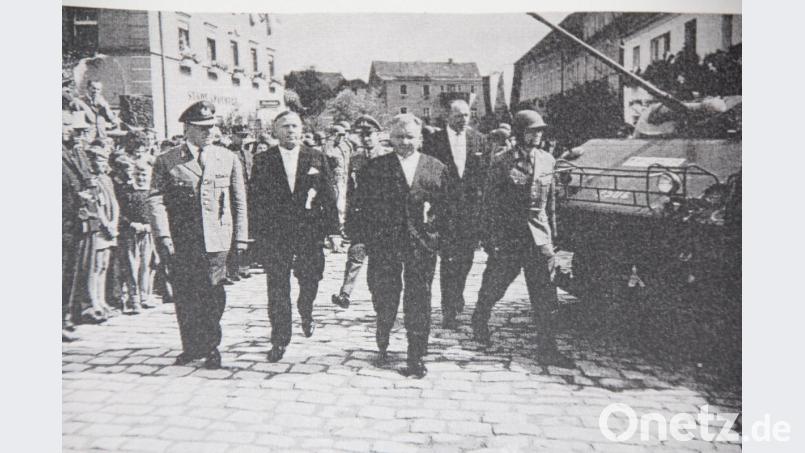 Bei diesem ersten Appell auf dem Oberviechtacher Marktplatz haben (von links) General Übelhack. MdB Niederalt, Oberst Rittmann, Landrat Zwick, Präsident Engel und Oberstleutantn Leske die Front der Soldaten abgeschritten. Bild: exb